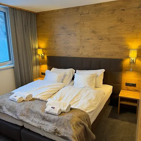 Lenzi לינה וארוחת בוקר